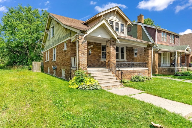 view of front facade featuring a front lawn and a porch