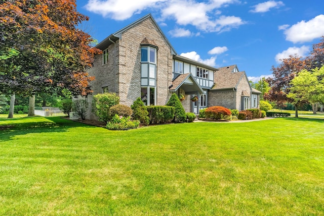 view of front of home featuring a front yard