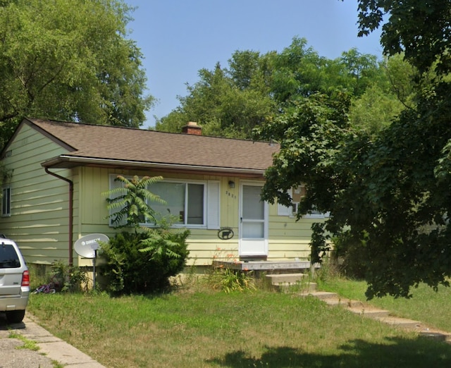 view of front of house with a front yard