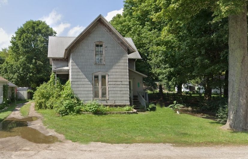 rear view of house featuring a lawn