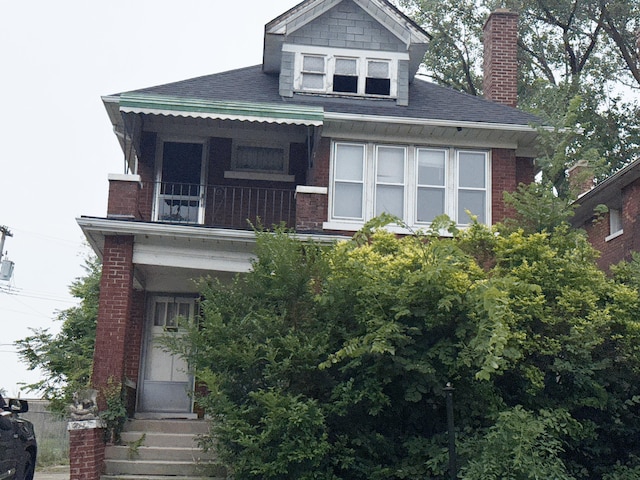 view of front facade featuring a balcony