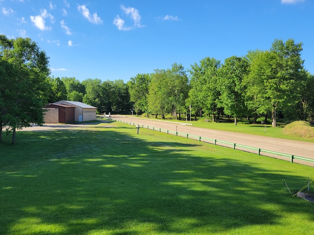 view of yard with an outbuilding