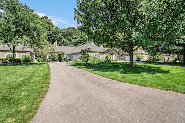 view of front facade featuring a front yard and a garage