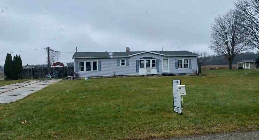 23316 N Shore Dr, Edwardsburg, MI 49112 - view of front facade with a front lawn