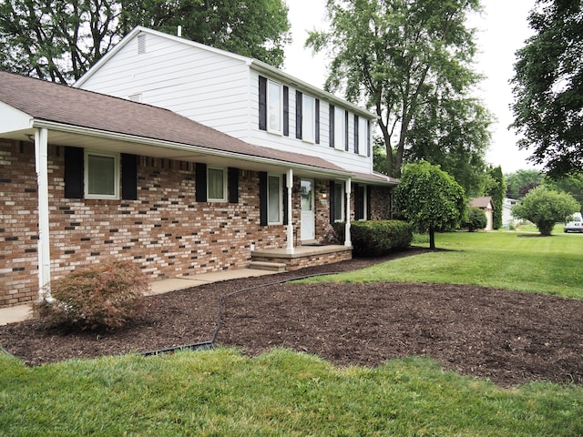 view of front of property with a front lawn