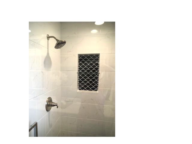 room details featuring tiled shower