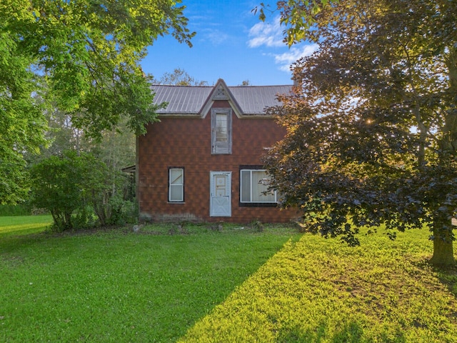 view of side of property featuring a lawn