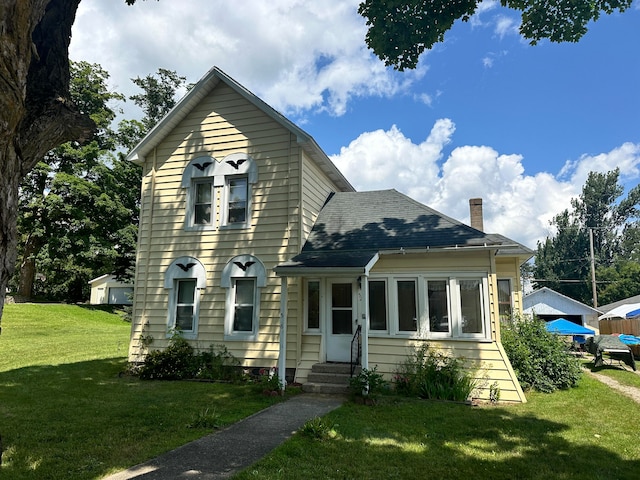 view of front facade with a front yard