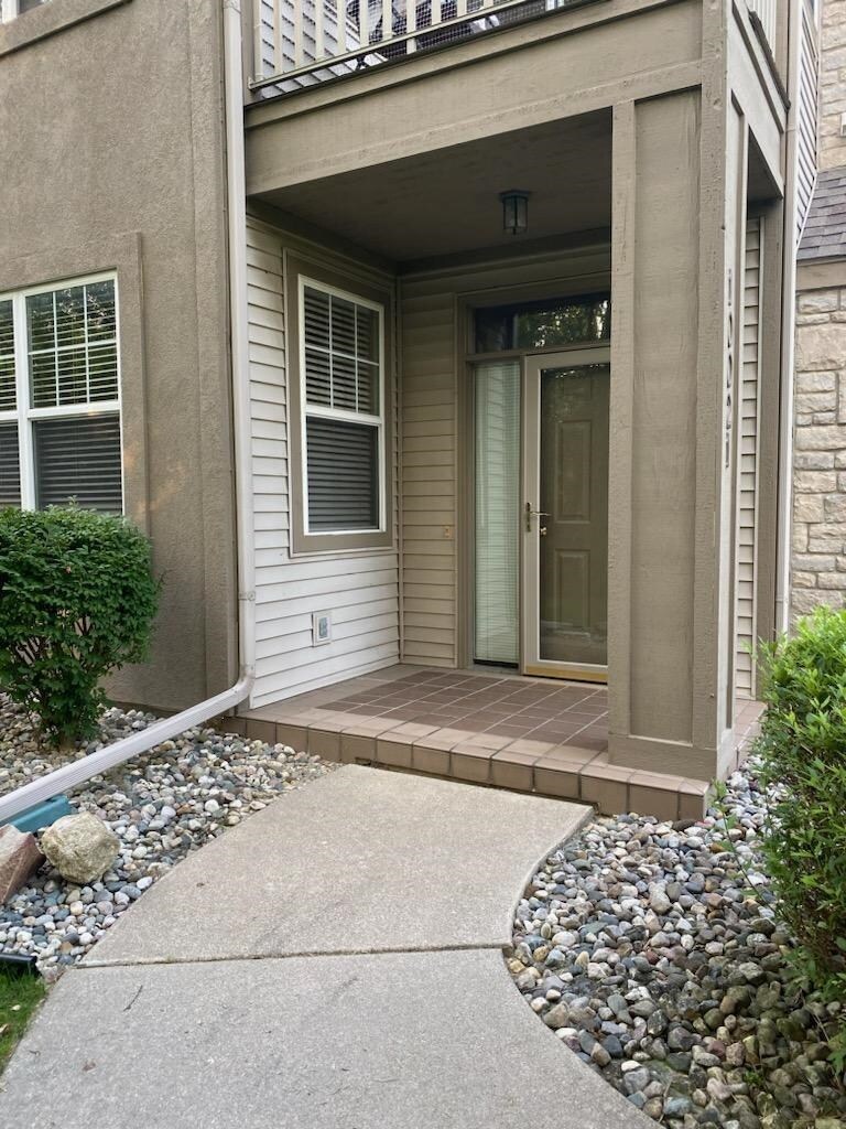 entrance to property featuring a balcony