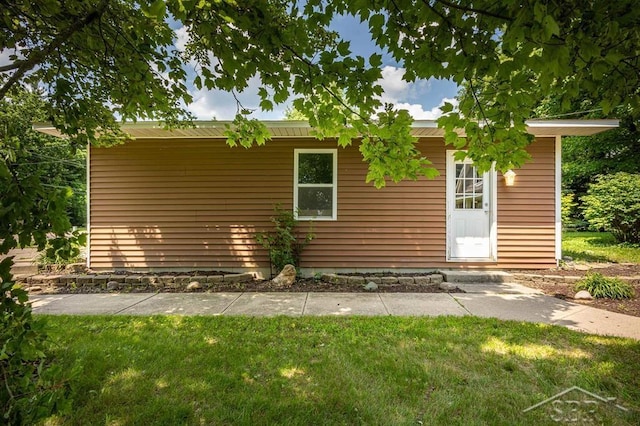 view of front of home with a front lawn