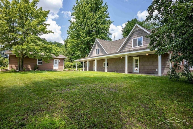 view of front of property featuring a front lawn