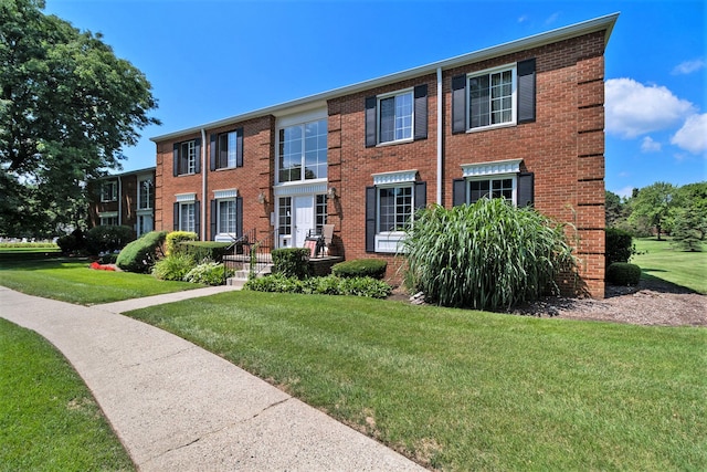 654 E Fox Hills Dr, Bloomfield Hills, MI 48304 - view of front of property featuring a front lawn and brick siding