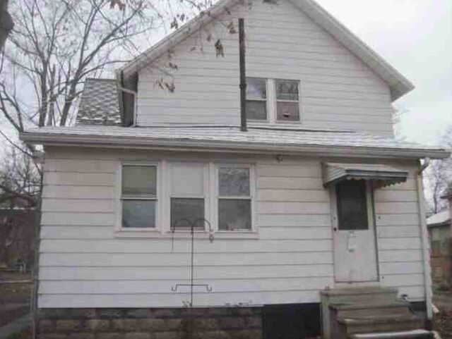 28 Convis St, Battle Creek, MI 49017 - back of house featuring entry steps