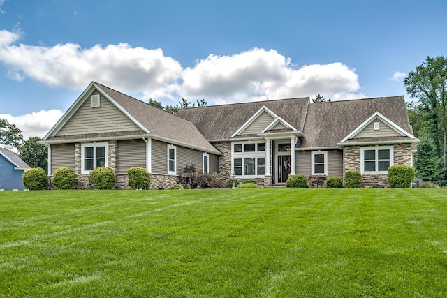 craftsman-style house featuring a front yard