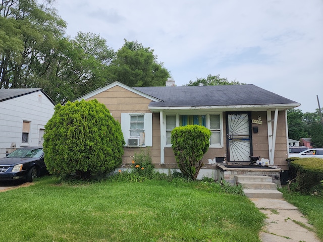 bungalow featuring a front yard