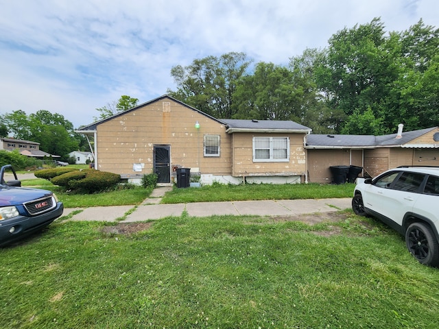 view of front of house with a front lawn