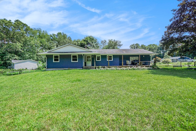 ranch-style home featuring a front lawn