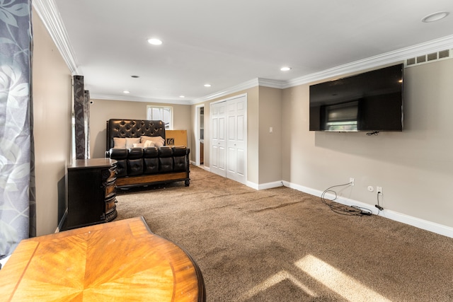 carpeted living room featuring crown molding