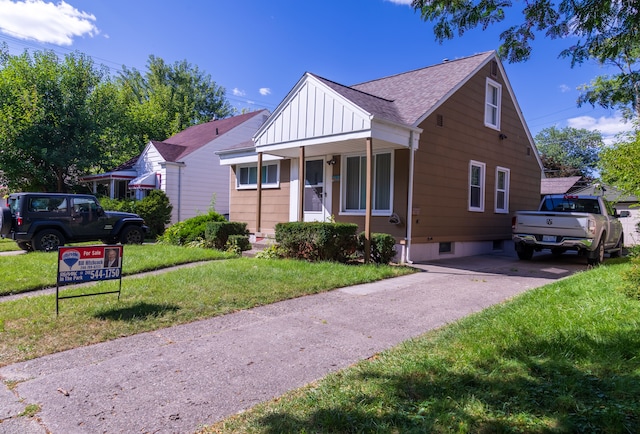 view of front of home featuring a porch and a front lawn