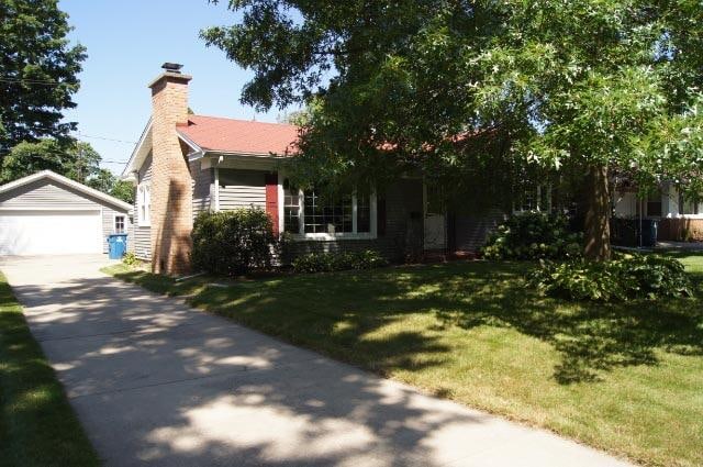 view of front facade featuring a front yard