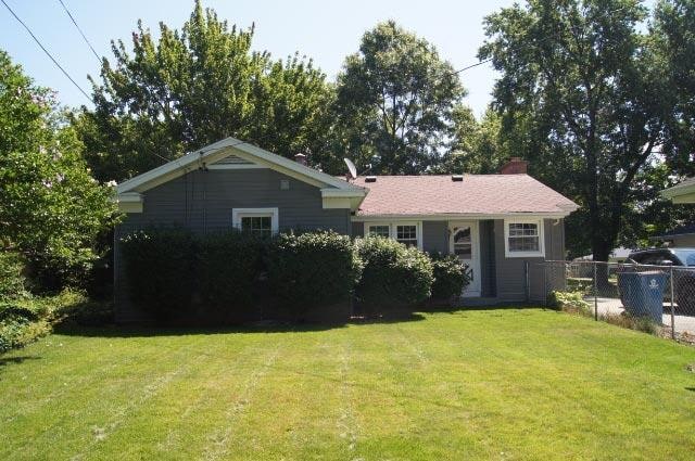 view of front of house featuring a front lawn