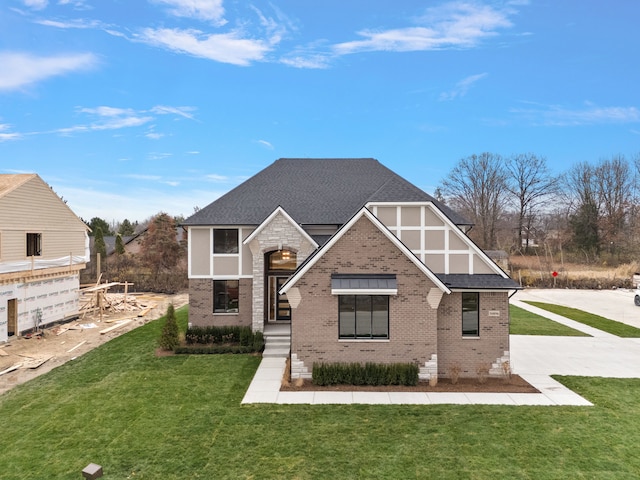 view of front of property featuring a front lawn