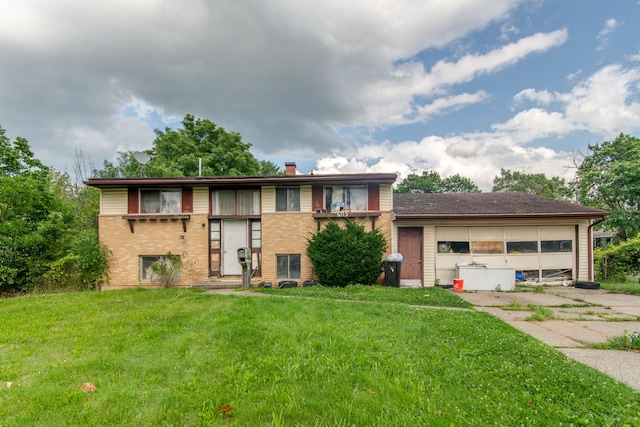 view of front of home featuring a front lawn