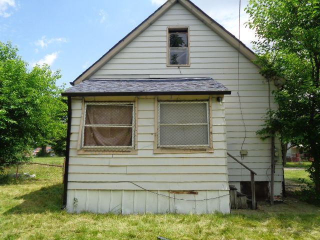 view of side of property featuring a lawn