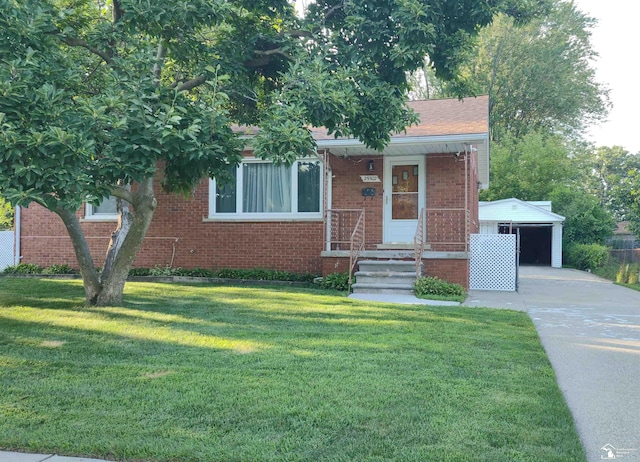 view of front of home featuring a garage, an outdoor structure, and a front yard