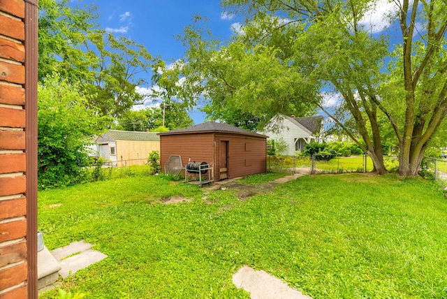 view of yard featuring a shed