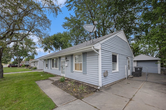 view of front of house featuring a front lawn