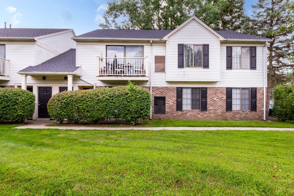 view of front of house with a front lawn