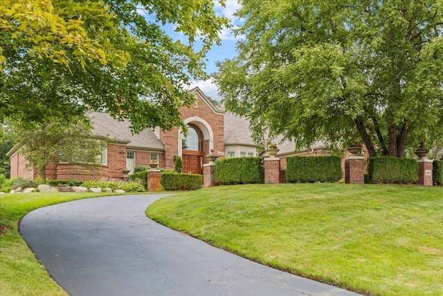 view of front of property featuring a front yard