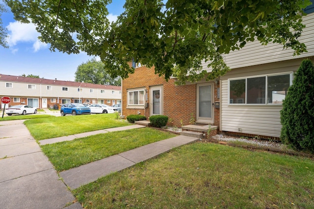 view of front of house featuring a front lawn