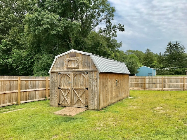 view of outdoor structure with a yard