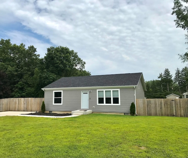 view of front of property featuring a front yard