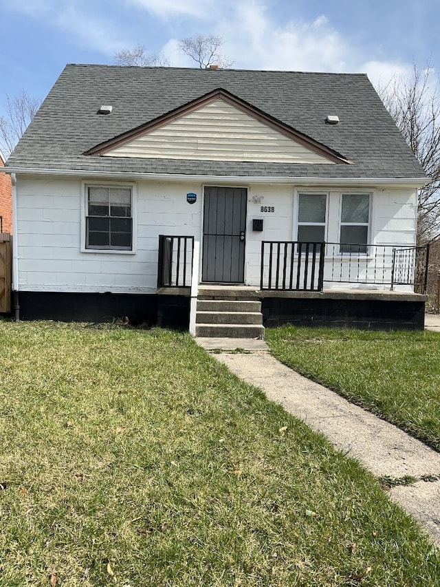 view of front of property featuring a front lawn