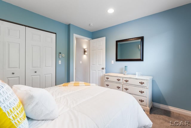 bedroom with carpet flooring and a closet