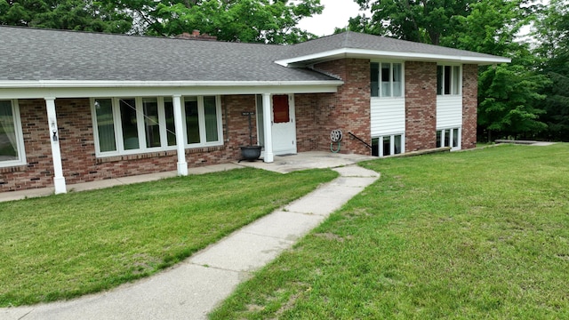 split level home with a front lawn