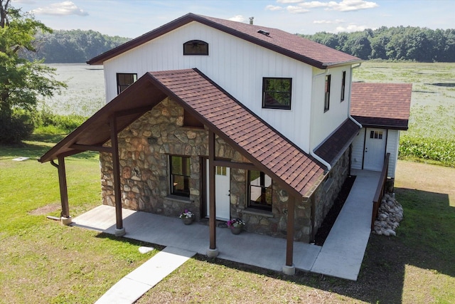 view of front of house featuring a patio and a front lawn