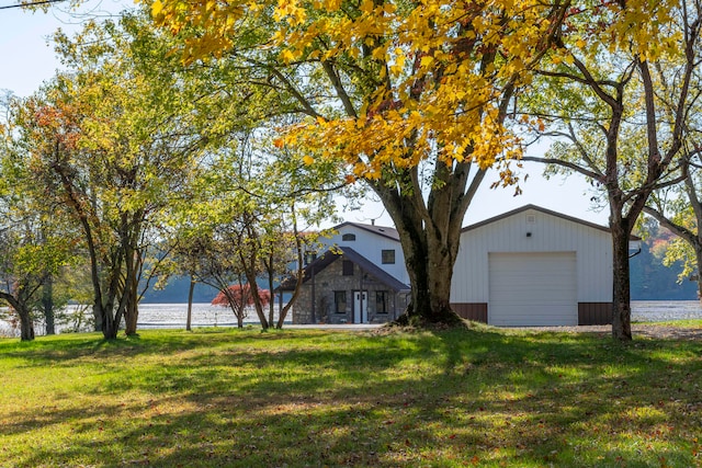 view of yard with a garage