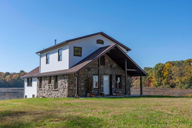 view of front of home featuring a front lawn