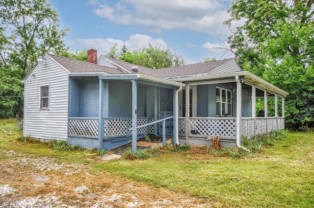 view of front of property with a front lawn