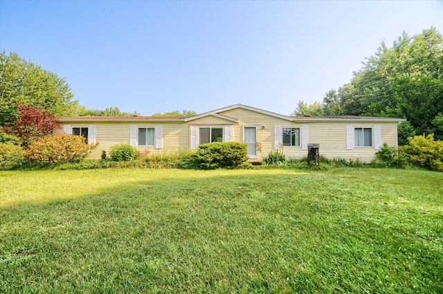 view of front of property featuring a front yard