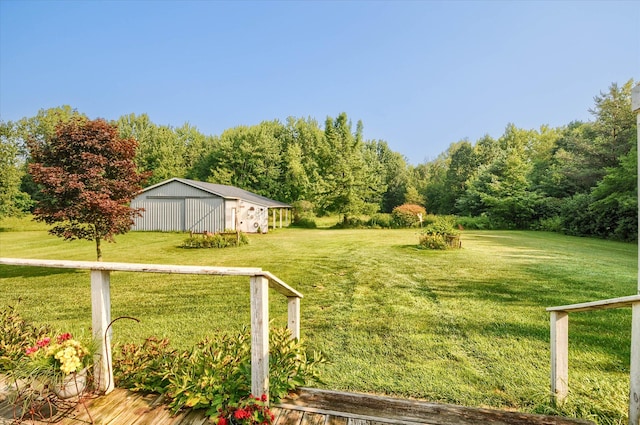 view of yard featuring an outdoor structure