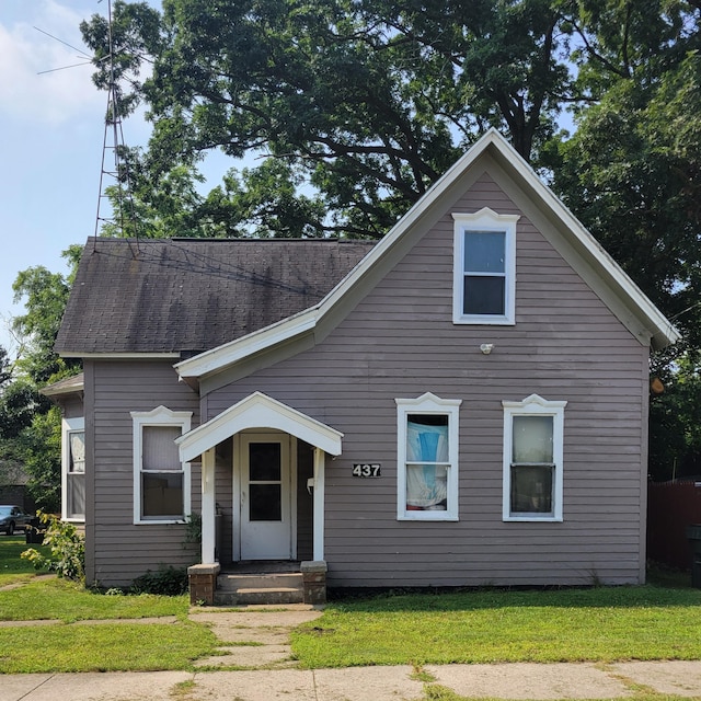 view of front of home featuring a front lawn