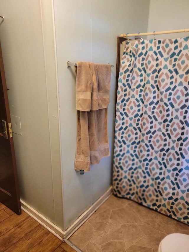 437 Ada Ave, Muskegon, MI 49442 - full bath with curtained shower, baseboards, and toilet