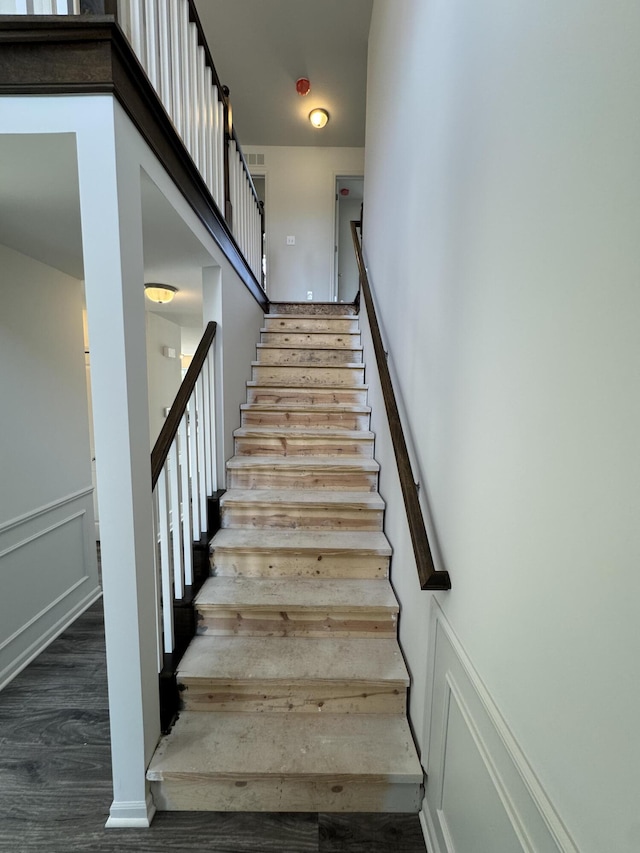 1476 Weeping Willow Ct, Ypsilanti, MI 48198 - stairway with wood finished floors and a decorative wall