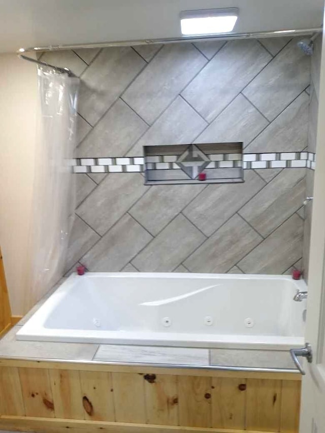 bathroom with shower / tub combo