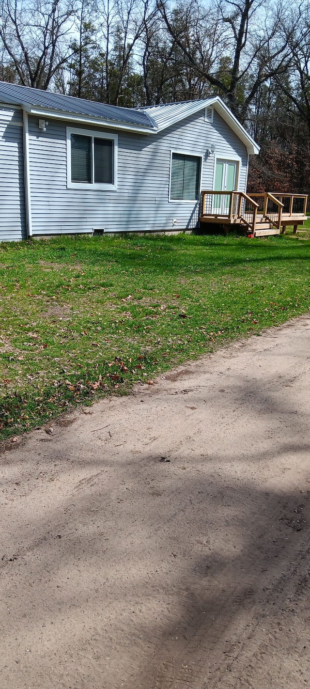 view of front of home featuring a front lawn